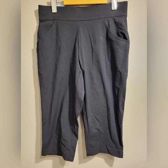 NEW- Columbia Black Sportswear Capris, Size Medium (30) - Picture 1 of 7